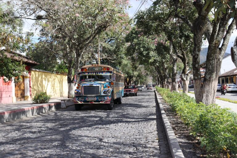 Buses de la ruta que conduce de La Antigua Guatemala hacia la Ciudad Capital reanudan labores